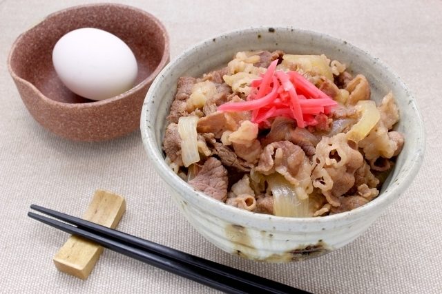 筋トレ・ダイエット中の牛丼はOK！目的別の食べ方〜チェーン店のカロリー・栄養素比較も！