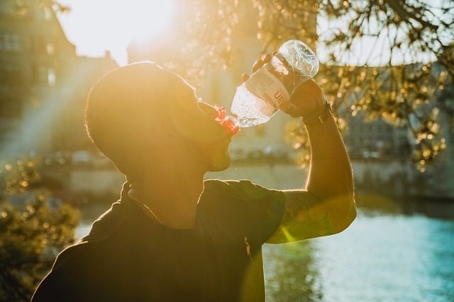 ランニングは水分補給が重要！前中後での量・飲み方〜脱水のデメリットまで解説！